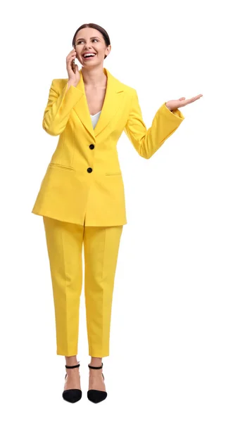 Sarı Takım Elbiseli Güzel Kadını Beyaz Arka Planda Akıllı Telefondan — Stok fotoğraf