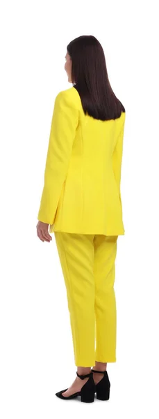 Beyaz Arka Planda Duran Sarı Elbiseli Bir Kadını — Stok fotoğraf