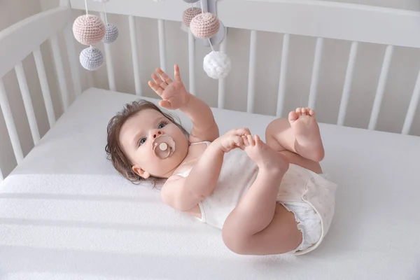 Bebé Bonito Olhando Para Pendurar Móvel Berço — Fotografia de Stock