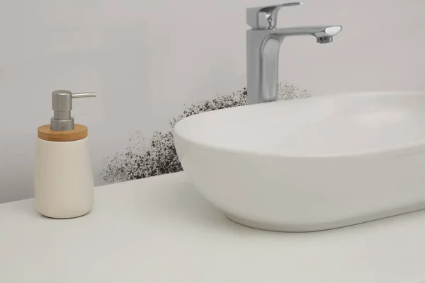 Weiße Wand Von Schimmel Befallen Weißes Waschbecken Und Seifenspender Badezimmer — Stockfoto