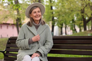 Parkta bankta oturan güzel, son sınıf güzeli kadın, mesaj için yer var.