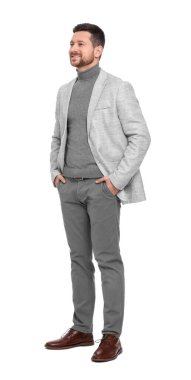 Beyaz arka planda takım elbiseli yakışıklı sakallı iş adamı.