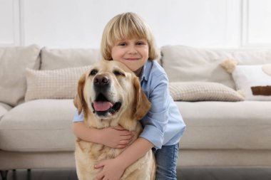 Evde Golden Retriever 'ı olan sevimli küçük bir çocuk. Sevimli hayvan.