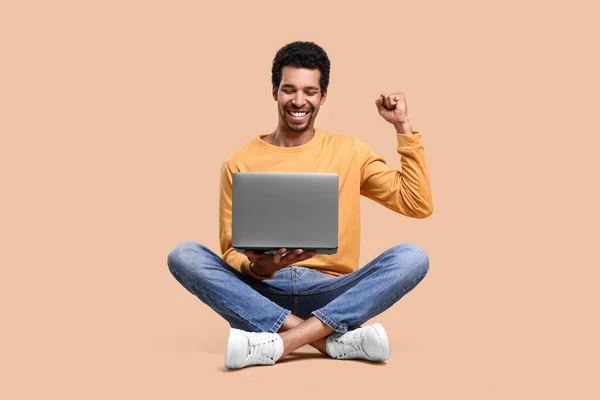 Homem Feliz Com Laptop Fundo Bege — Fotografia de Stock