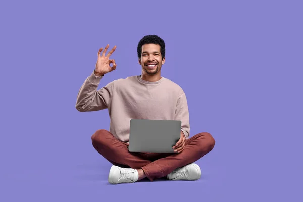 Hombre Feliz Con Ordenador Portátil Mostrando Gesto Sobre Fondo Púrpura — Foto de Stock