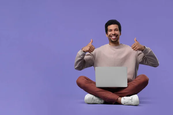 Homem Sorridente Com Laptop Mostrando Polegares Fundo Roxo Espaço Para — Fotografia de Stock