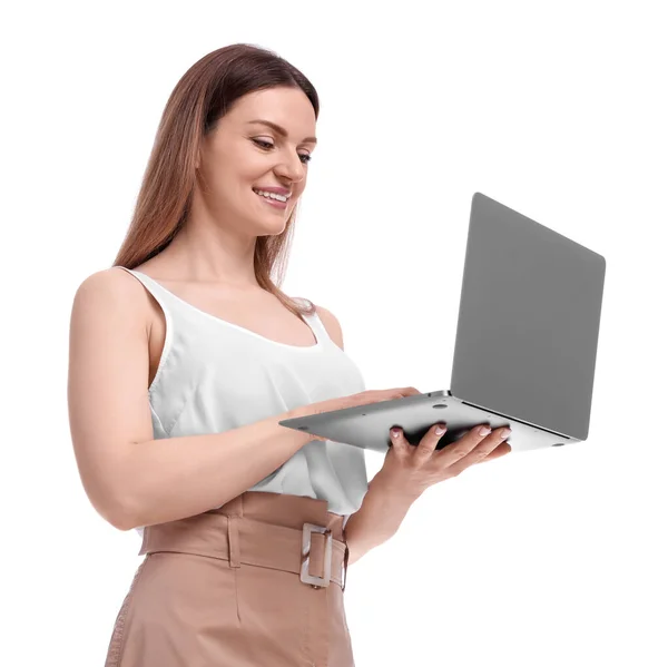 漂亮快乐的女商人 有白色背景的笔记本电脑 低视角的视野 — 图库照片