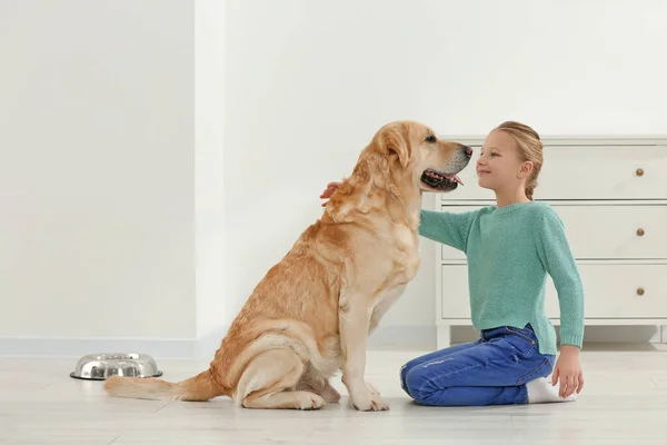 Criança Bonita Com Seu Labrador Retriever Chão Casa Adorável Animal — Fotografia de Stock