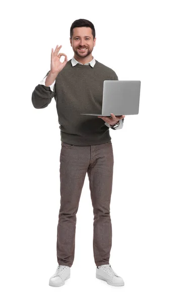 Schöner Bärtiger Geschäftsmann Mit Laptop Zeigt Geste Auf Weißem Hintergrund — Stockfoto