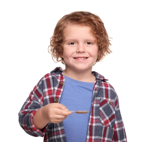 Симпатичный Мальчик Сиропом Кашля Измерительной Ложке Белом Фоне Эффективная Медицина — стоковое фото