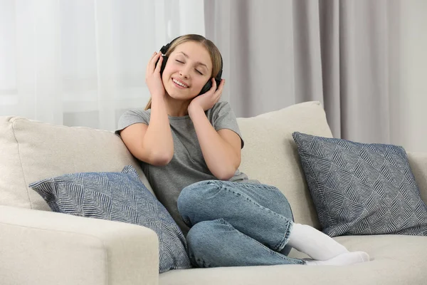 Adolescente Escuchando Música Con Auriculares Sofá Casa —  Fotos de Stock