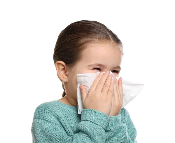 女孩在白色背景下的组织中吹鼻涕 感冒症状 — 图库照片