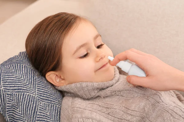 Ibu Menggunakan Nasal Spray Untuk Mengobati Putrinya Sofa Closeup — Stok Foto