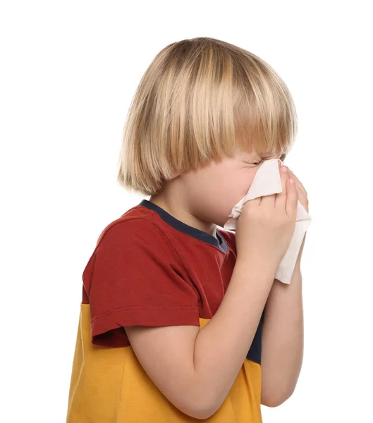 男孩在白色背景的组织上吹鼻涕 文字的空间 感冒症状 — 图库照片