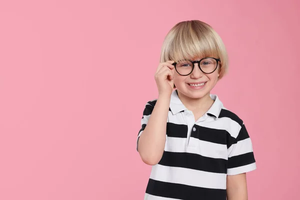 ピンクの背景に眼鏡をかけてかわいい男の子 テキストのためのスペース — ストック写真
