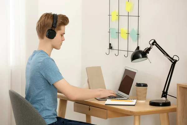 Adolescente Com Fones Ouvido Usando Laptop Mesa Madeira Quarto — Fotografia de Stock