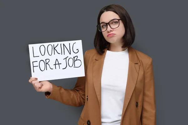 Empörte Junge Arbeitslose Frau Hält Schild Mit Der Aufschrift Looking — Stockfoto