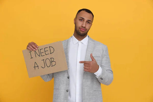 Jovem Desempregado Segurando Sinal Com Frase Need Job Yellow Background — Fotografia de Stock