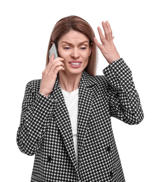Wütende Geschäftsfrau Spricht Auf Smartphone Vor Weißem Hintergrund — Stockfoto