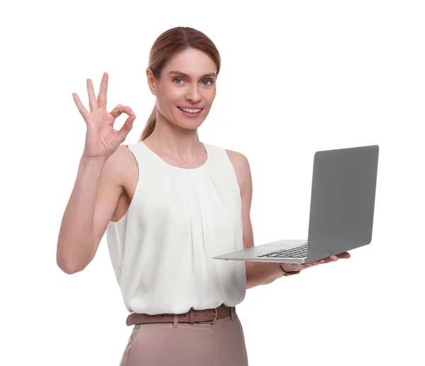 漂亮而快乐的女商人 带着笔记本电脑 在白色背景上摆出一副不错的姿势 — 图库照片