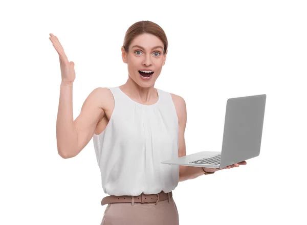 Beyaz Arka Planda Dizüstü Bilgisayarı Olan Güzel Heyecanlı Kadını — Stok fotoğraf
