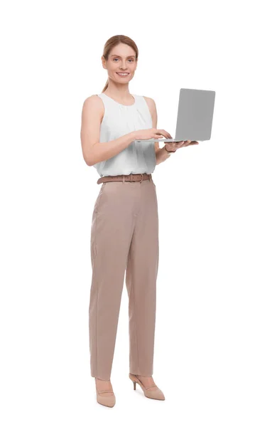 Beyaz Arka Planda Dizüstü Bilgisayarı Olan Güzel Mutlu Bir Kadını — Stok fotoğraf