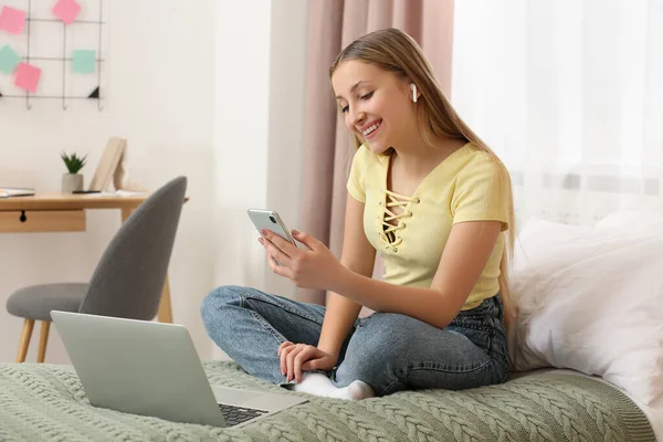 Teenage Girl Using Smartphone Bed Home — Stock Photo, Image