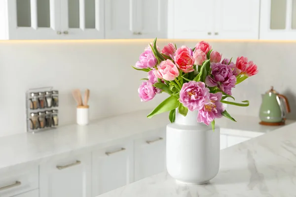 Krásná Kytice Barevných Tulipánů Bílém Mramorovém Stole Kuchyni Prostor Pro — Stock fotografie