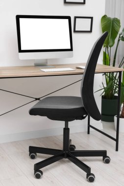 Modern işyerinde masa başında rahat bir ofis sandalyesi