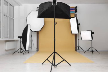 Modern fotoğraf stüdyosu profesyonel aydınlatma donanımları ile iç