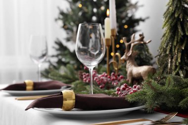 İçinde Noel dekoru olan güzel bir masa.