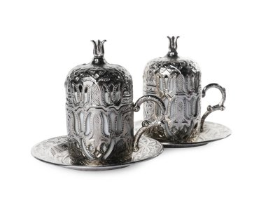 Beyaz arka planda güzel vintage bardak tutacakları ve çay tabakları