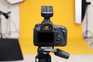 Modern fotoğraf stüdyosunda tripod ve profesyonel ışıklandırma ekipmanları, yakın çekim
