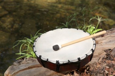Modern davul ve bagetler açık havada sallanıyor. Perküsyon müzik aleti