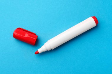 Açık mavi arkaplanda parlak kırmızı işaret, düz yatıyordu