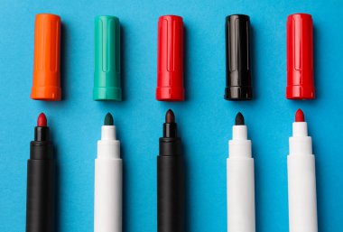 Açık mavi arkaplanda parlak renk işaretleri, düz yatıyordu