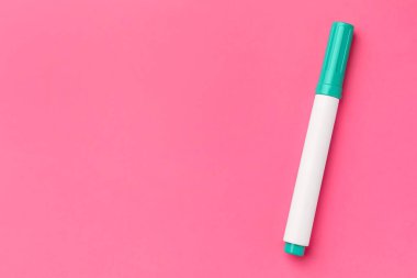 Pembe arka planda parlak yeşil kalem, üst manzara. Metin için boşluk