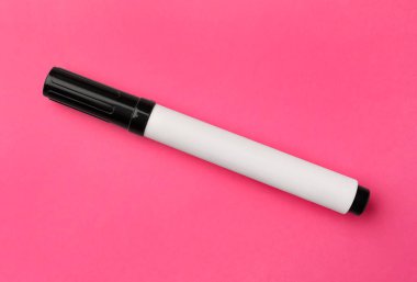 Pembe arkaplanda siyah işaret, üst görünümde