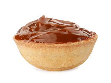 Lezzetli fındık şekilli kurabiyelerin yarısı kaynamış konsantre sütle beyaz üzerine izole edilmiş.