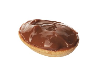 Lezzetli fındık şekilli kurabiyelerin yarısı kaynamış konsantre sütle beyaz üzerine izole edilmiş.