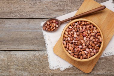 Kuru fasulyeli kase ve kaşık eski ahşap masa, düz yatıyordu. Metin için boşluk