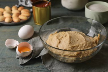 Ceviz şekilli kurabiyeler ve ahşap masada yumurtalar için Hamur.
