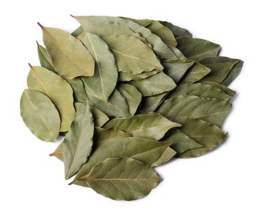 Beyaz arka planda aromatik defne yaprakları yığını, üst görünüm