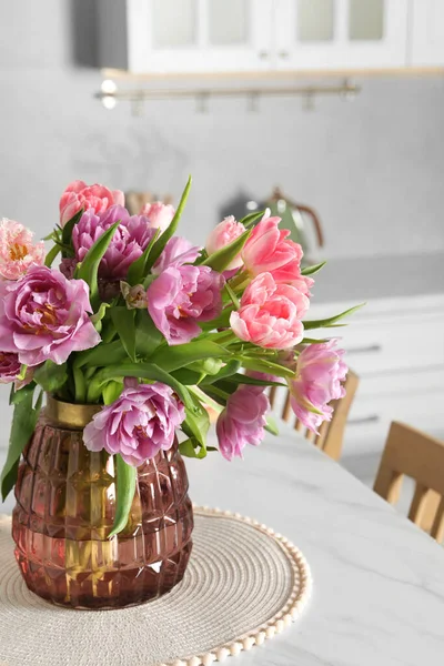 Mutfaktaki Beyaz Mermer Masada Renkli Lale Çiçeklerinden Oluşan Güzel Bir — Stok fotoğraf