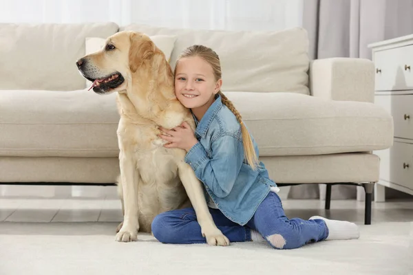 Criança Bonita Abraçando Seu Labrador Retriever Chão Casa Adorável Animal — Fotografia de Stock