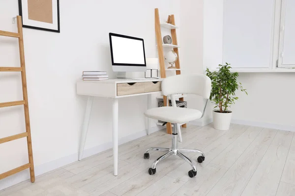 室内に快適なオフィスチェア付きの職場 インテリアデザイン — ストック写真