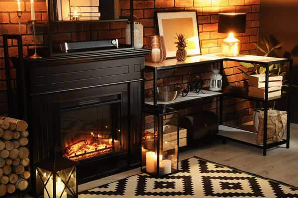 美しい暖炉と夜のリビングルームで異なる装飾 インテリアデザイン — ストック写真