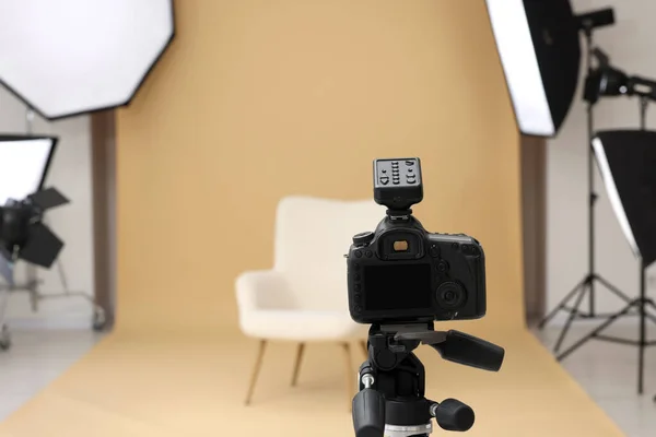 现代摄影演播室的三脚架相机 扶手椅和专业照明设备 文字空间 — 图库照片