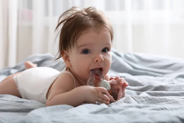 Lindo Bebé Con Juguete Cama Interior Espacio Para Texto —  Fotos de Stock