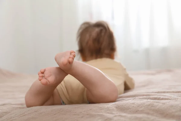 Малыш Лежит Кровати Помещении Сфокусирован Ногах — стоковое фото